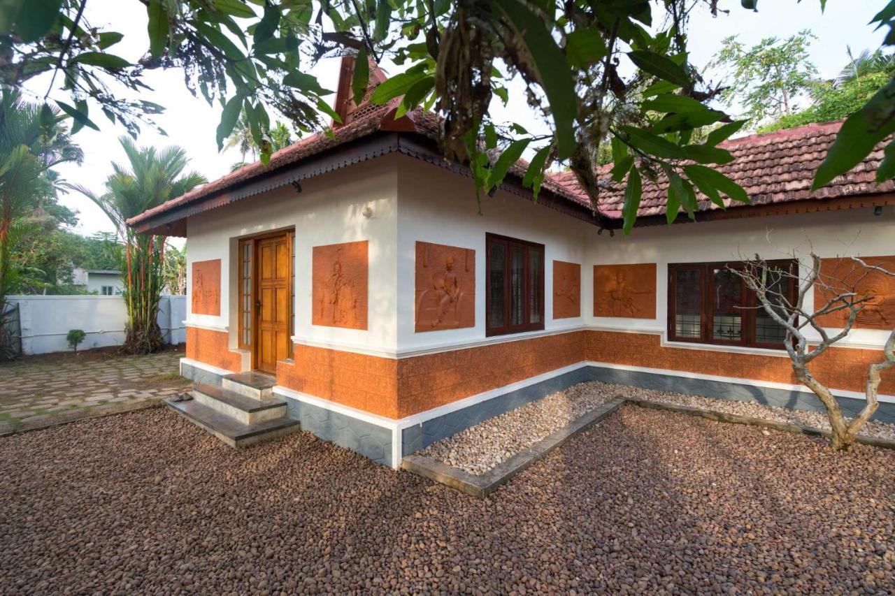 The Backwater Heritage- Comp Breakfast With River View & Lawn By Stayvista Alappuzha 外观 照片