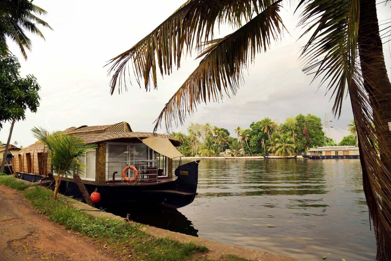 The Backwater Heritage- Comp Breakfast With River View & Lawn By Stayvista Alappuzha 外观 照片